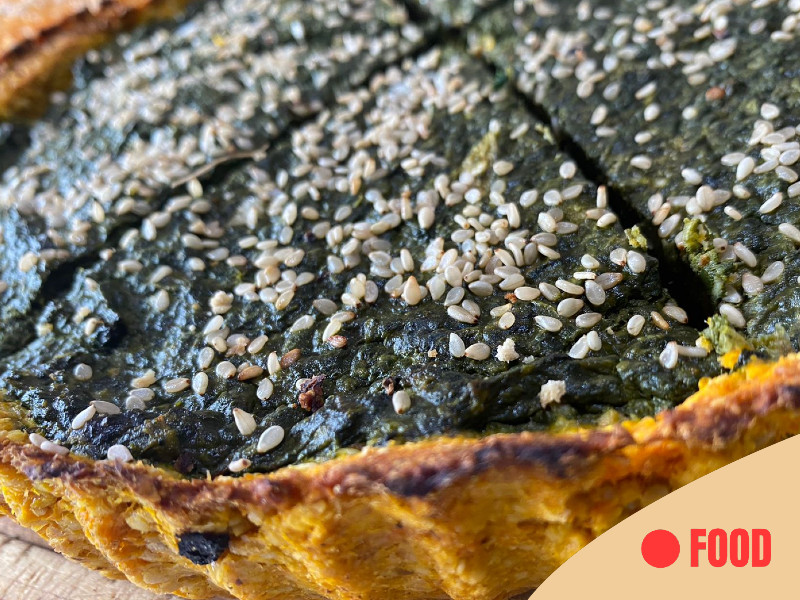 Tarta masa de avena y calabaza relleno de espinaca y cebolla